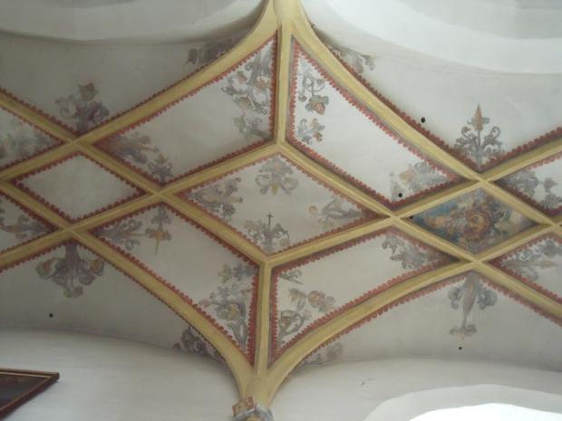 Geometrie gotické klenby v boční lodi městského kostela v Donauwörthu