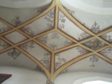 Geometrie gotické klenby v boční lodi městského kostela v Donauwörthu